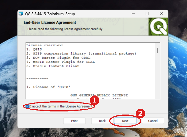Captura do instalador do QGIS com a caixa da licença e o botão Next assinalados a vermelho